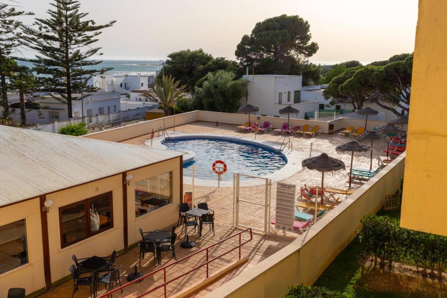 Magnífico duplex renovado con piscina garaje y jardín, frente a la playa de los Caños de Meca. Los Canos De Meca Exterior foto