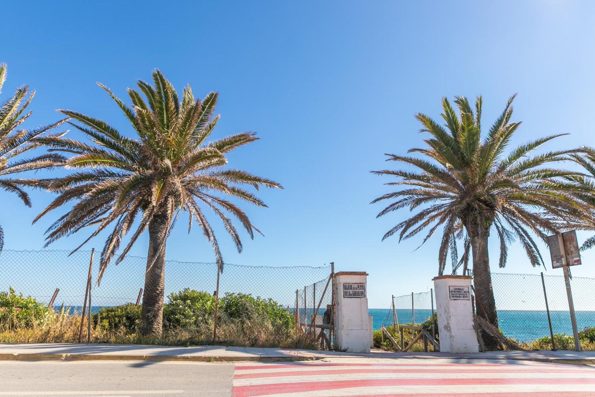 Magnífico duplex renovado con piscina garaje y jardín, frente a la playa de los Caños de Meca. Los Canos De Meca Exterior foto
