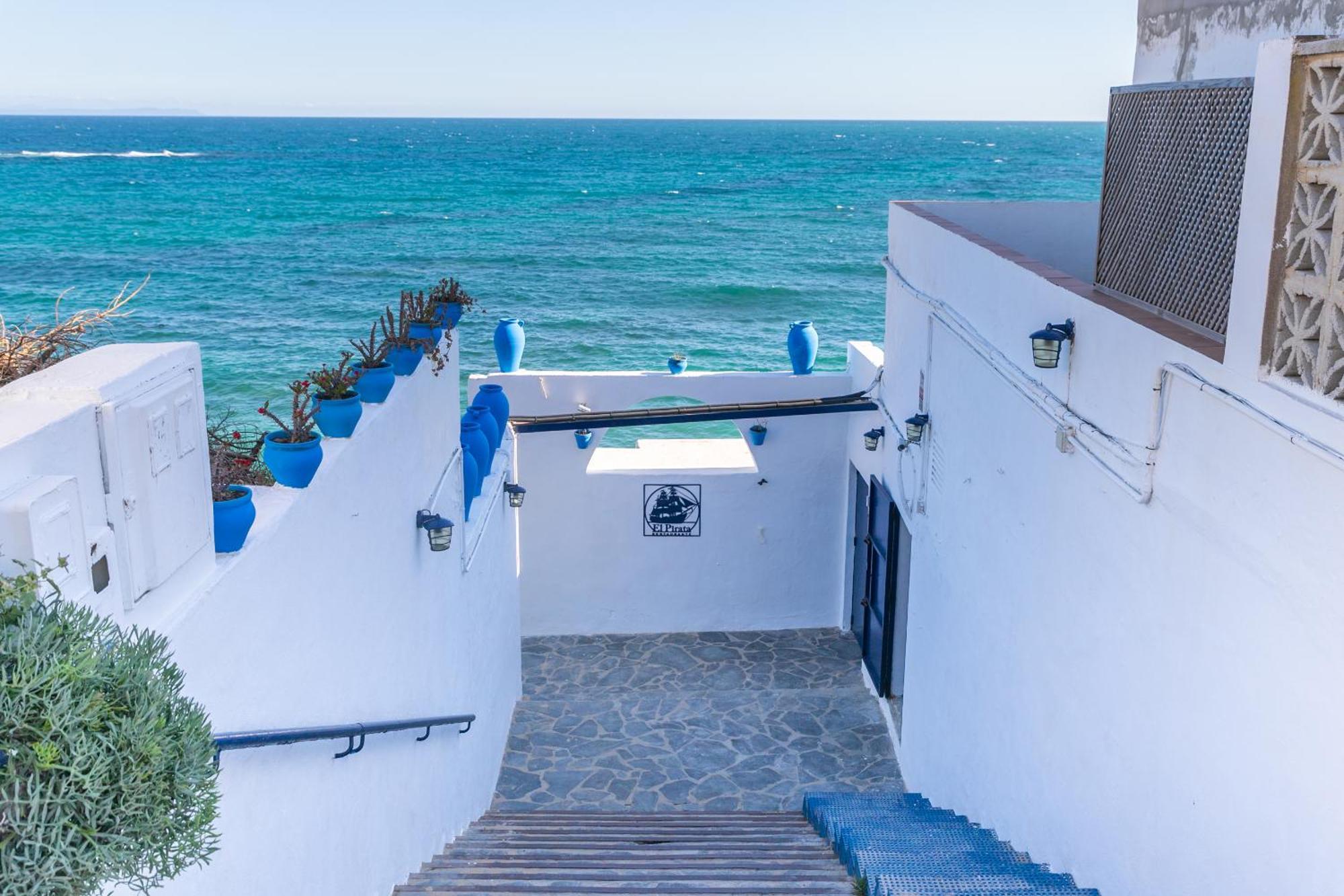 Magnífico duplex renovado con piscina garaje y jardín, frente a la playa de los Caños de Meca. Los Canos De Meca Exterior foto